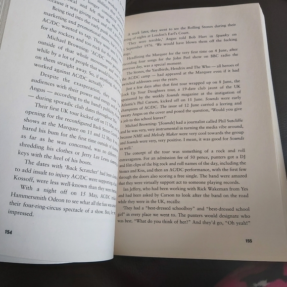 𝅺ac/dc Maximum Rock & Roll Book - Picture 5 of 5